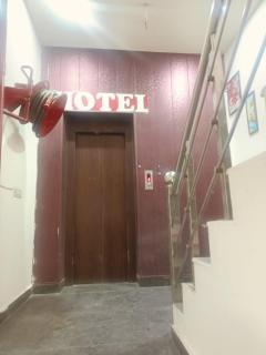 Hotel Devine Opp Jubilee Walk Mall & Near Gurdwara Sohana - 3