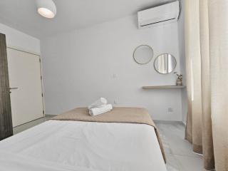 Centrally Located two bedroom Apartment with Free Wifi & AC - 4