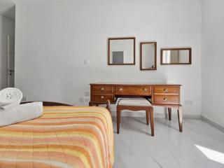 Centrally Located two bedroom Apartment with Free Wifi & AC - 2