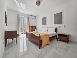 Centrally Located two bedroom Apartment with Free Wifi & AC - 1