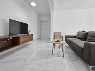 Centrally Located two bedroom Apartment with Free Wifi & AC - 9