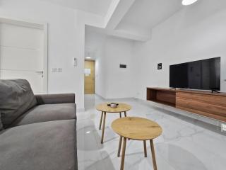 Centrally Located two bedroom Apartment with Free Wifi & AC - 0