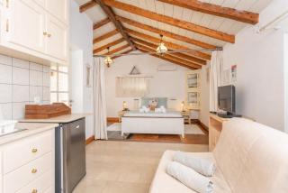 Millers Cottage Large Private Pool AC WiFi - 1