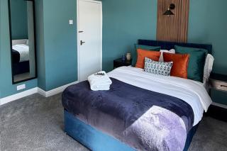 Modern home with 3 double bedrooms and private off street parking - 8