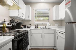 Modern 1BR Getaway With King Bed, Pool, Free Parking and Near Austin - 8