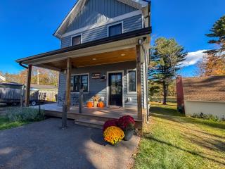 Smore Memories: A cozy 5-bedroom lake cabin in Deep Creek Lake with hot tub. - 0