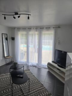 Petite maisonnette avec accés piscine - 9