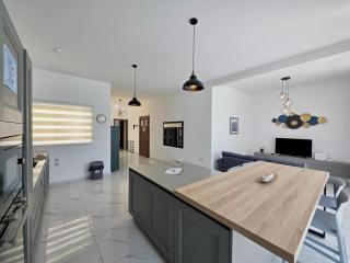 Rooftop Pool, Luxury Apartment in Sliema - 8