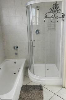 Tay Luxury Suite in Waterkloof Ridge Pretoria - 2