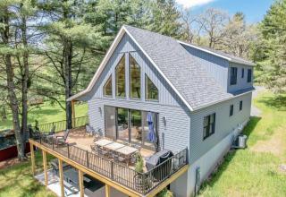 Amazing Flat Lakefront Home with Hot Tub Fire Pit - Oakland - 0