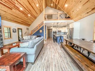 Amazing Flat Lakefront Home with Hot Tub Fire Pit - Oakland - 7