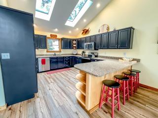 Pet friendly Newly renovated w dock Slip Fire Pit Hot Tub Kayaks - Oakland - 4