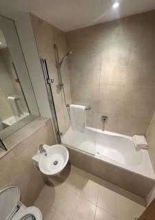 Modern Prime Apartment - 20 mins to Central London - 15 mins to Gatwick Airport - 4