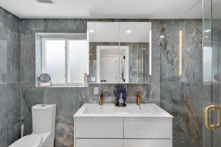 Blue Lagoon Hideaway 3BR Coastal Chic Retreat - 5