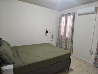 Charming Montrose 2-Bd Apartment - 8