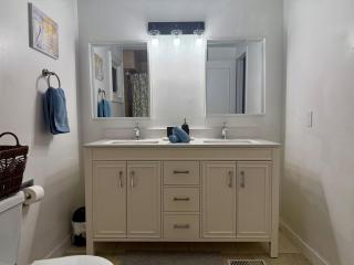 Spacious Home with Movie Lounge, close to GO Train to DT - 3