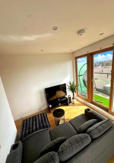 Modern Prime Apartment - 20 mins to Central London - 15 mins to Gatwick Airport - 0