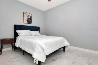 Daytona 500 Retreat Renovated 5 Bedroom Oasis - 1