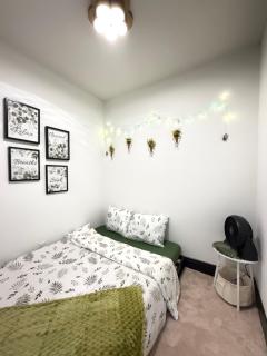GreenLuxe Garden - Free Parking - 15 Min Drive to Stampede - 5