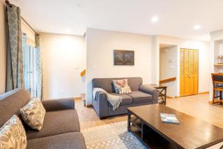 FABULOUS LOCATION Private Hot Tub, NO Car needed, Sleeps 8 - 8