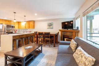 FABULOUS LOCATION Private Hot Tub, NO Car needed, Sleeps 8 - 5