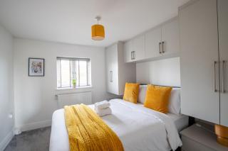 Modern 2 Bedroom First Floor Apartment, Free Parking, Woking - 2
