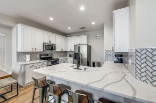 Lakefront Oasis w/covered Patio + outdoor Kitchen - 8