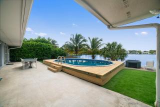 Casa Santorini Waterfront Pool - Miami - 1