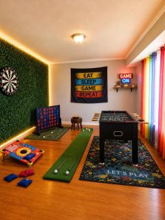 Backyard Oasis • 5BR • Hot Tub • 2 Fire Pits • Game Room • Resort Amenities • Lake Access - 9