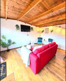 The Log Cabin - Hot Tub- Near Town and Beaches - 9