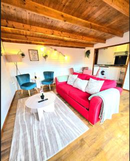 The Log Cabin - Hot Tub- Near Town and Beaches - 7