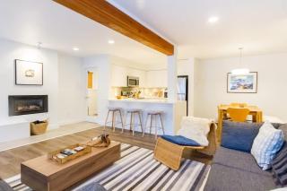 Ski in Out, Great Location, Free Shuttle Bus - 9