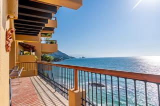 Oceanfront Condo w Infinity Pool & Huge Terrace South Shore - 0
