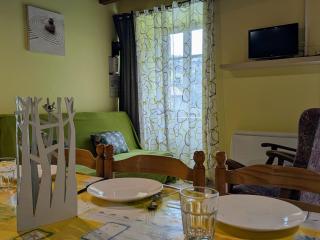 Ancien presbytère avec 3 chambres au pied d'une forteresse médiévale - FR-1-582-113 - 2