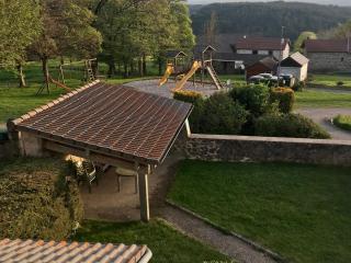 Gîte familial en pleine nature avec cour privée, Wi-Fi et proche randonnées à Le Mas-de-Tence - FR-1-582-132 - 1