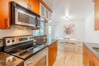 Cozy Condo with Parking near Space Needle - 1