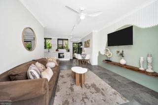 Lux in the City 1 Bedroom Apt with Pool Sleeps 3 - 9