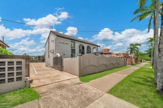Lux in the City 1 Bedroom Apt with Pool Sleeps 3 - 7