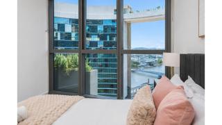 Sky High Luxury 2 Bedroom CBD Apartment with Pool Gym and River Views - 2
