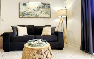 Cairns Esplanade 2BR Waterfront Apartment Sleeps 6 - 8