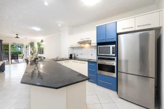 Cairns Esplanade 2BR Waterfront Apartment Sleeps 6 - 9