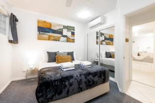 Cairns Esplanade 2BR Waterfront Apartment Sleeps 6 - 4