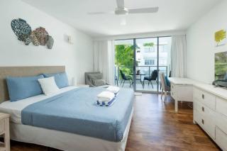 Sublime Palm Cove 2BR Beachfront Apt - Lagoon Pool - 1