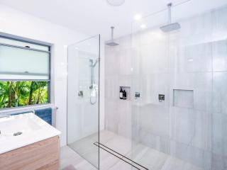 Serene 2BR Beachfront Getaway on the Esplanade - 4