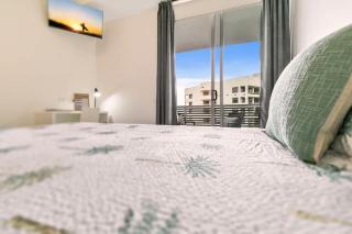 Marina View Queen Bed Studio Apartment Pool & Gym - 4