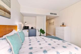 Marina View Queen Bed Studio Apartment Pool & Gym - 7