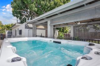Seaside Serenity Modern Cottage with Spa - 0