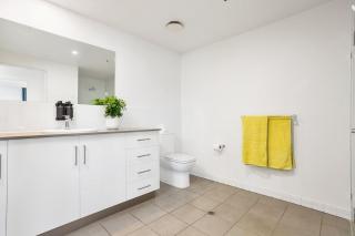Luxury 1BR Apartment @ Harbour Lights Cairns - 2