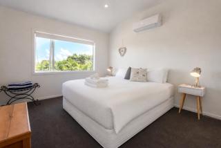 The Point Onetangi - Luxury, Ocean Views and Spa Pool - Onetangi - 1