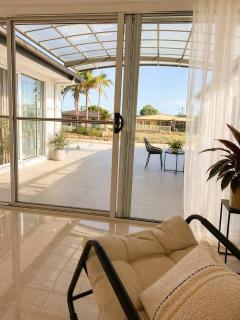 Azure Waters - 4BR Stylish Waterfront Stay in GC with pool - 5